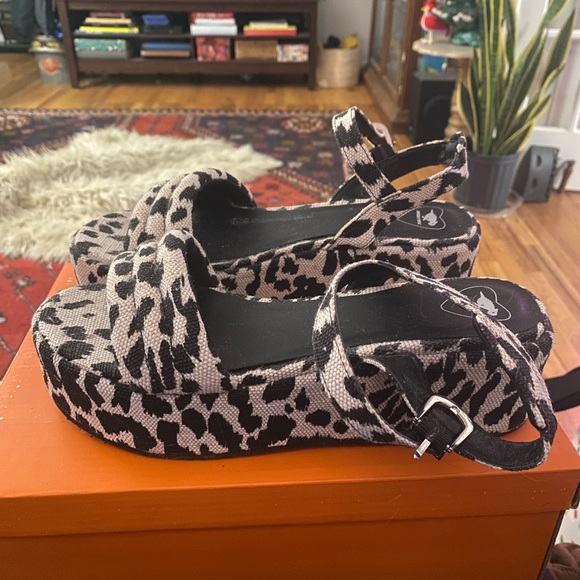 Rocket Dog leopard platform sandals. - Picture 4 of 8